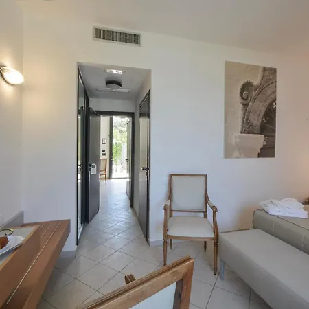 Grand Masseria Santa Lucia מלון 4*